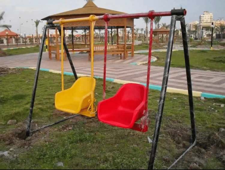 الفرق بين المراجيح الفيبر جلاس والمعدنية