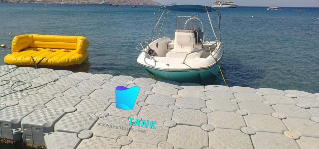 طوافات بلاستيك